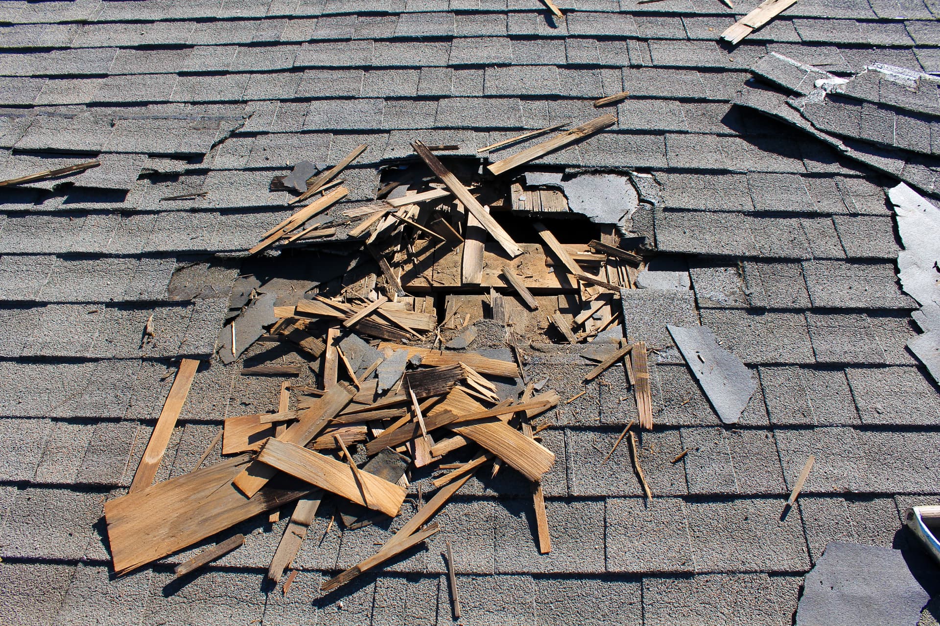Temporary Fix or Full Repair? Choosing the Right Emergency Roof Repair